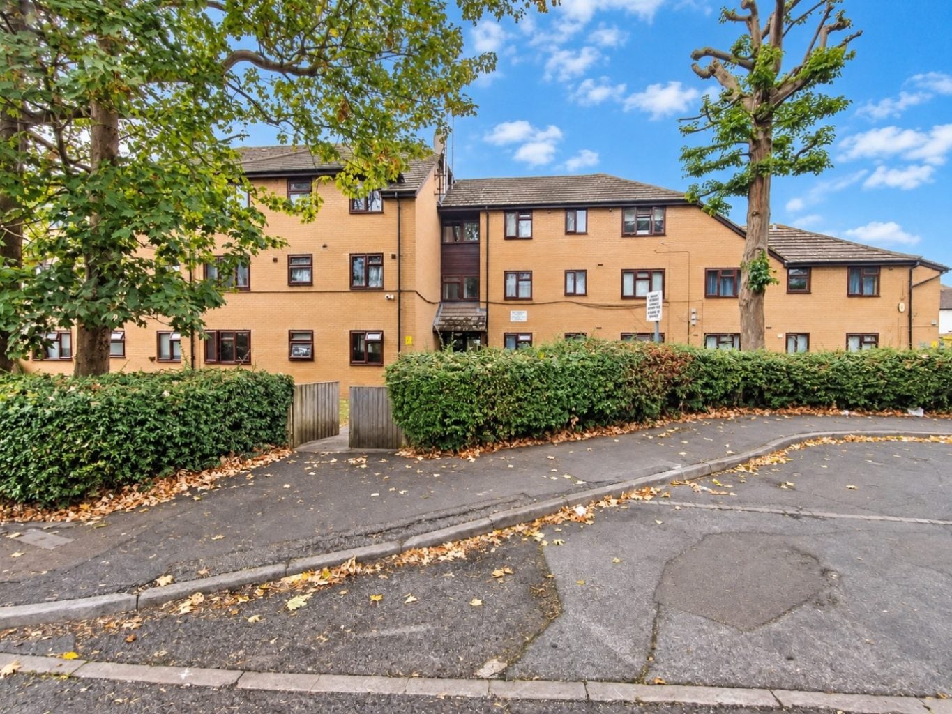 Flat Manly Dixon Drive in Greater London