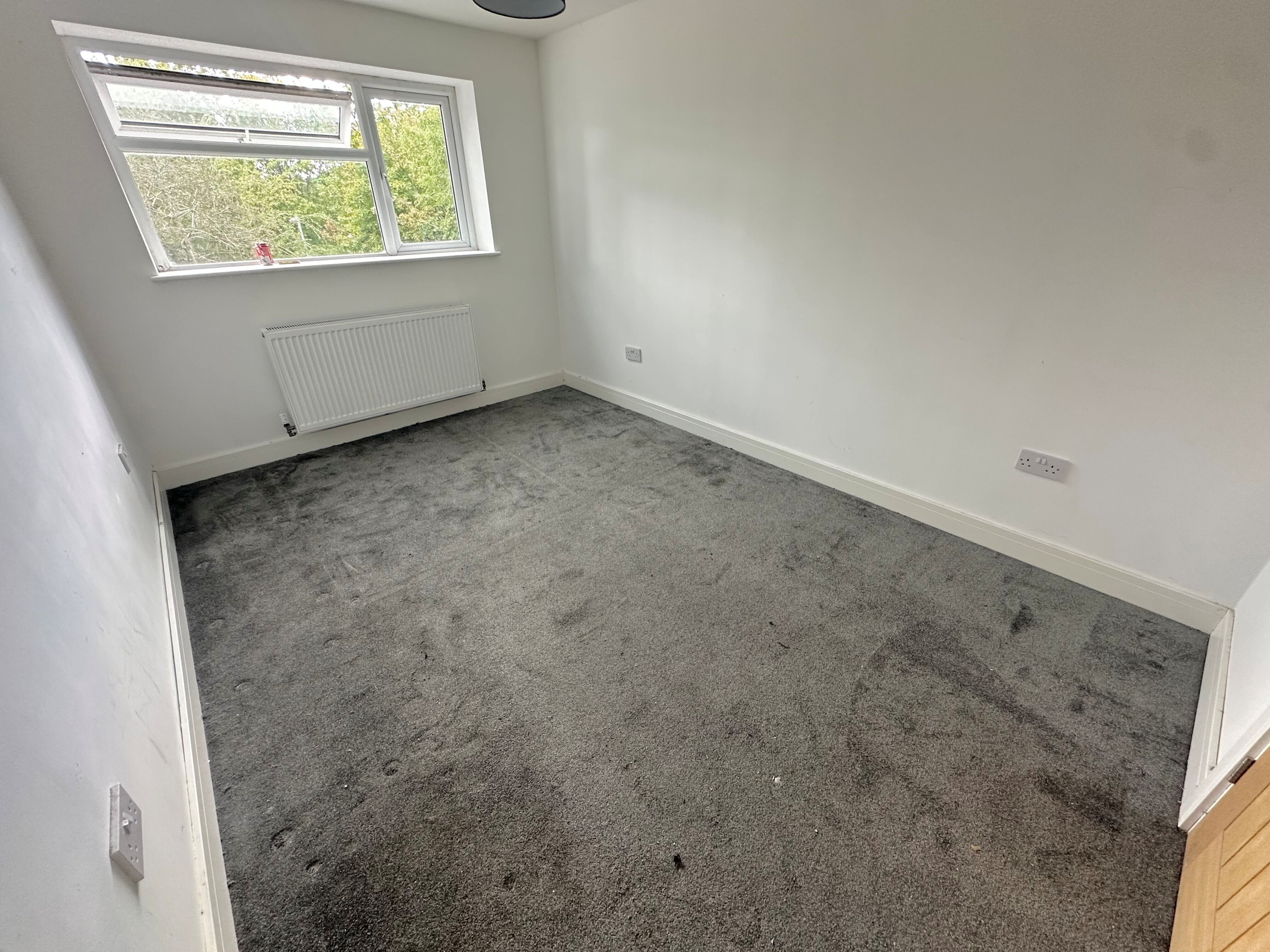 Room Longdon Close in Redditch