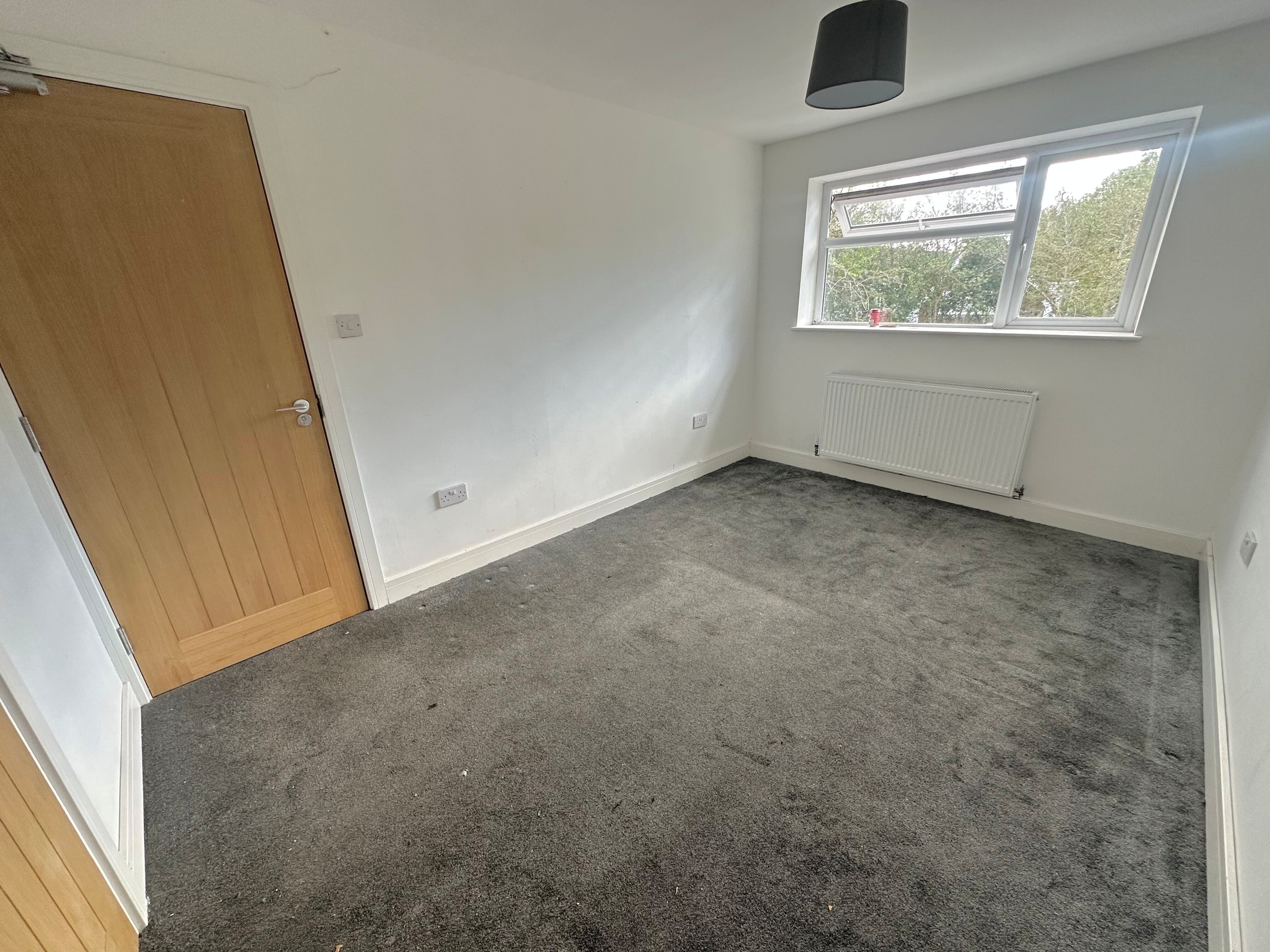 Room Longdon Close in Redditch