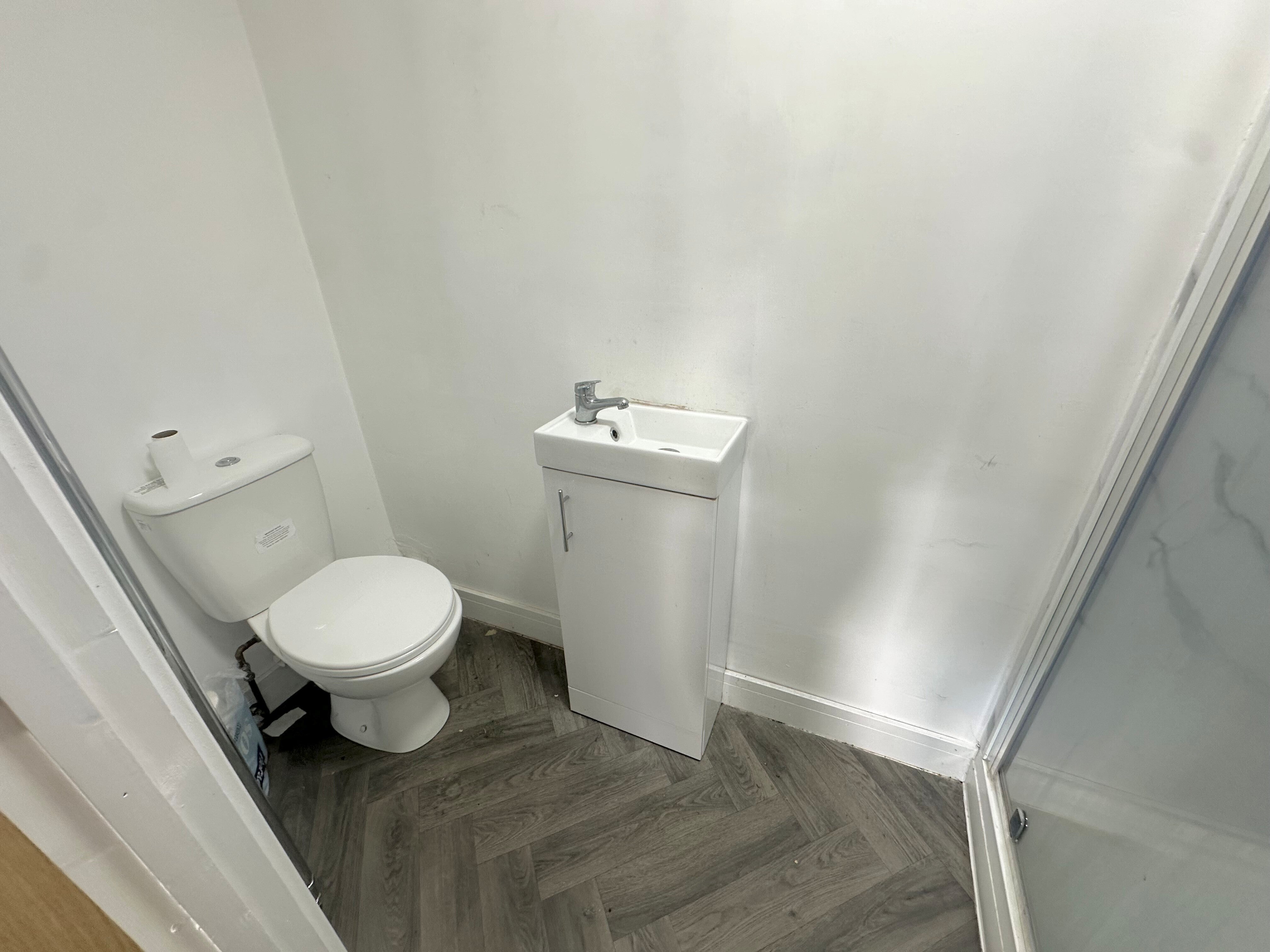 Room Longdon Close in Redditch