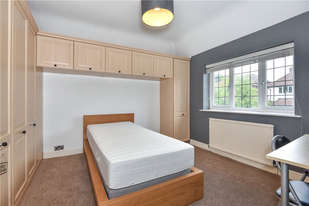 Flat Ardmore Avenue in Guildford