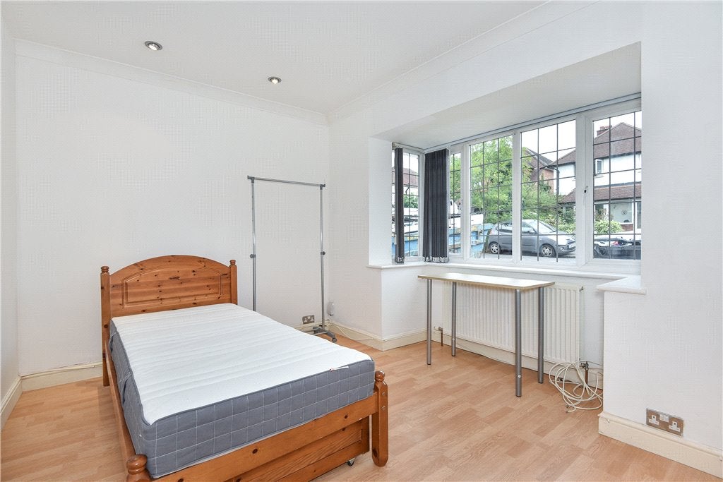 Flat Ardmore Avenue in Guildford