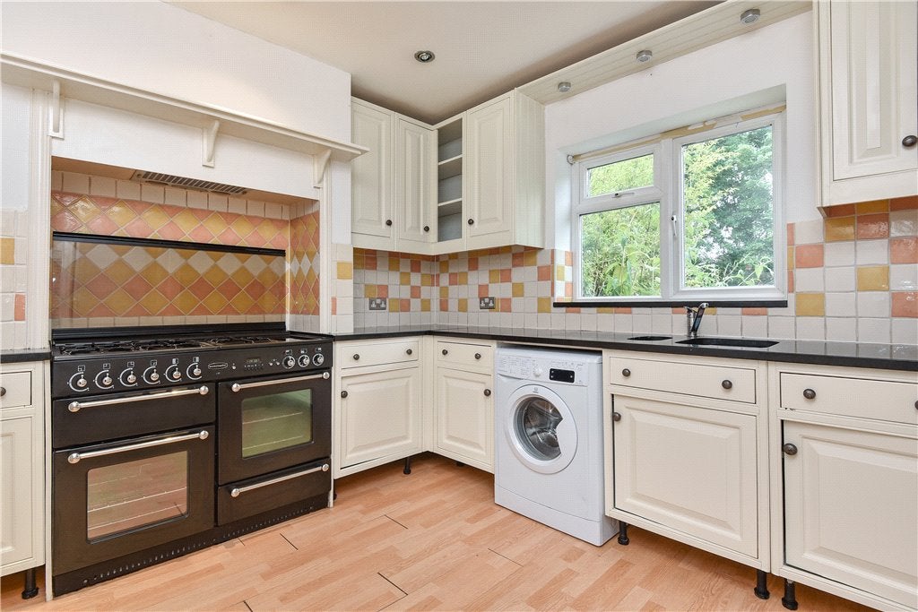 Flat Ardmore Avenue in Guildford
