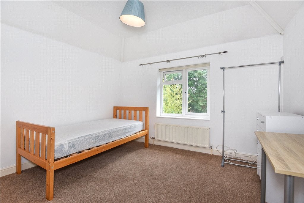 Flat Ardmore Avenue in Guildford
