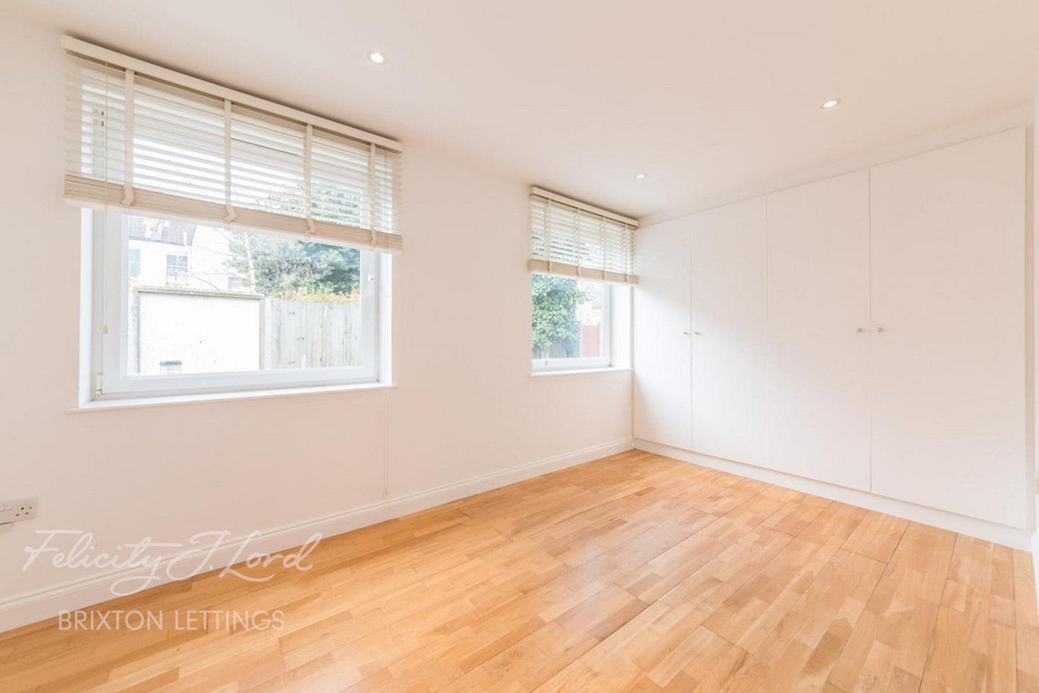 Flat Dewey Lane in Greater London