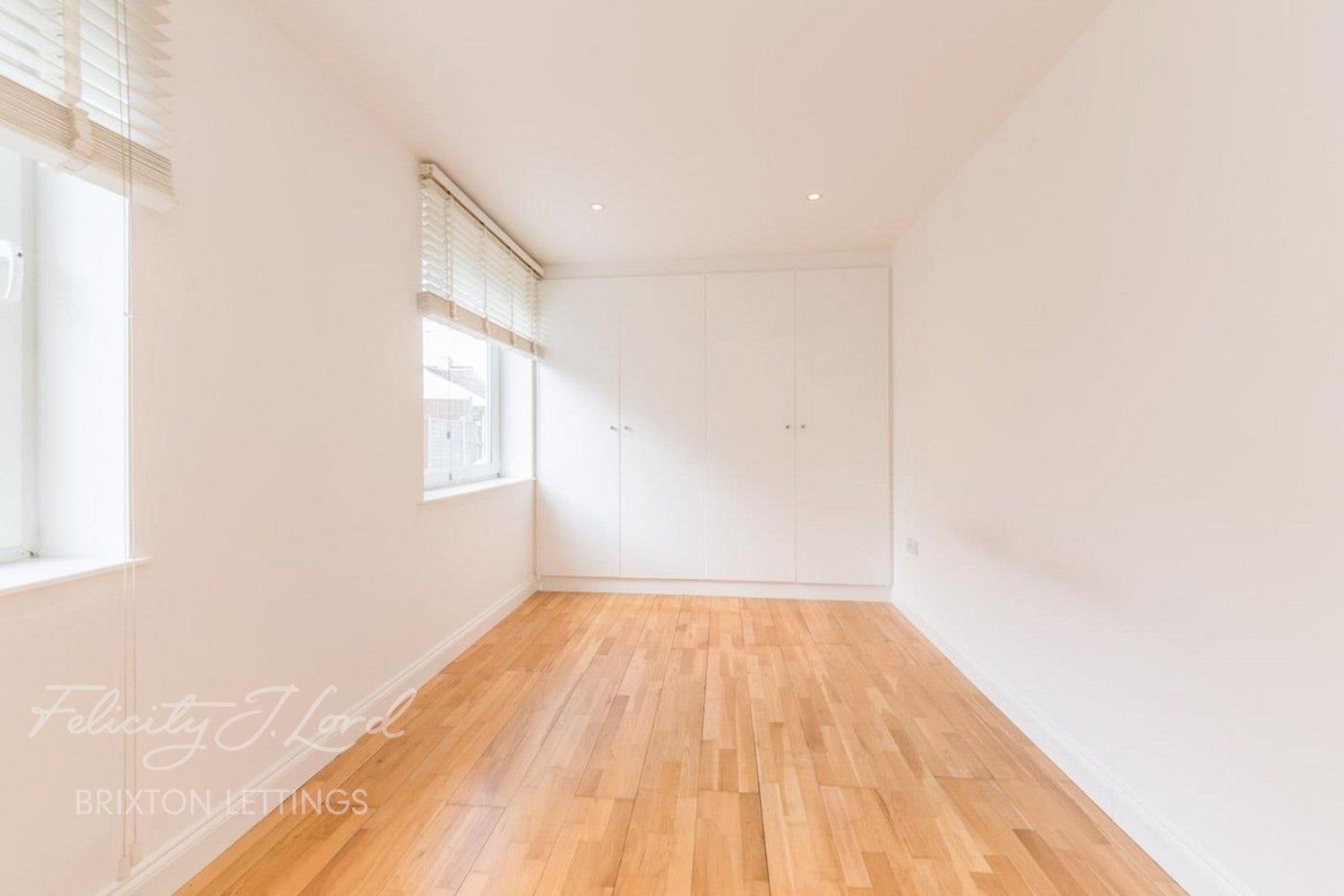 Flat Dewey Lane in Greater London