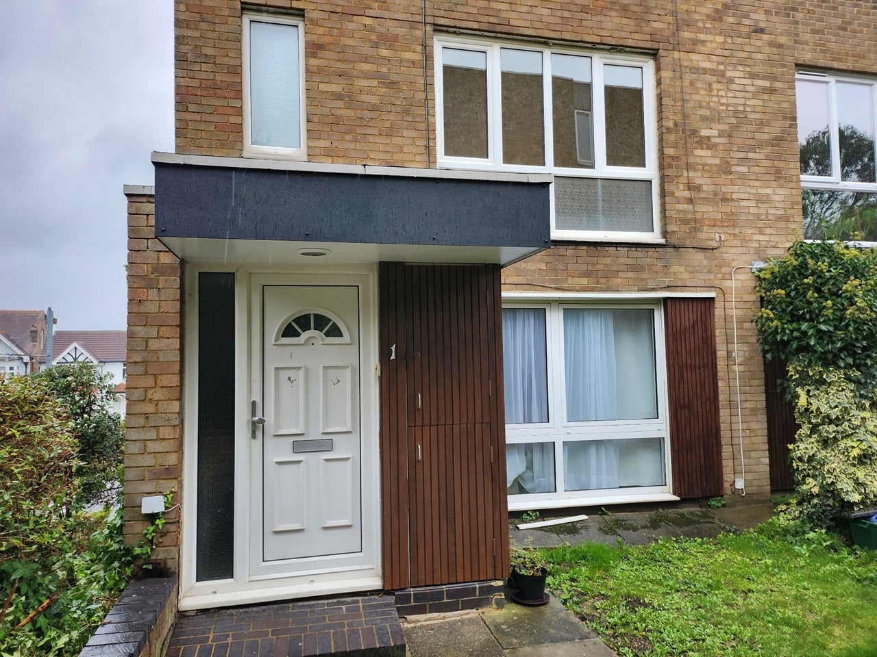 Flat Leyburn Gardens in Greater London