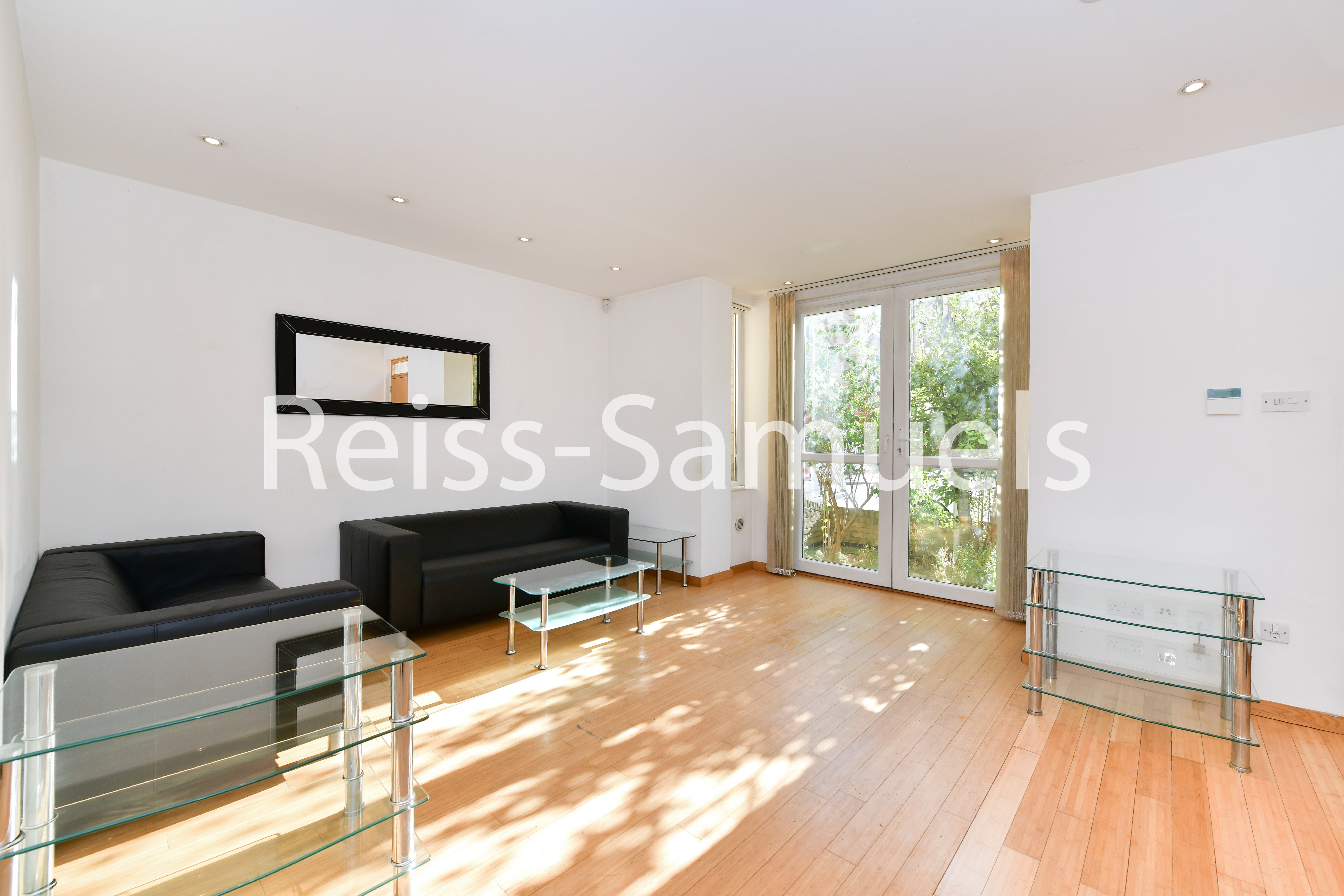 Flat Westferry Road in Greater London