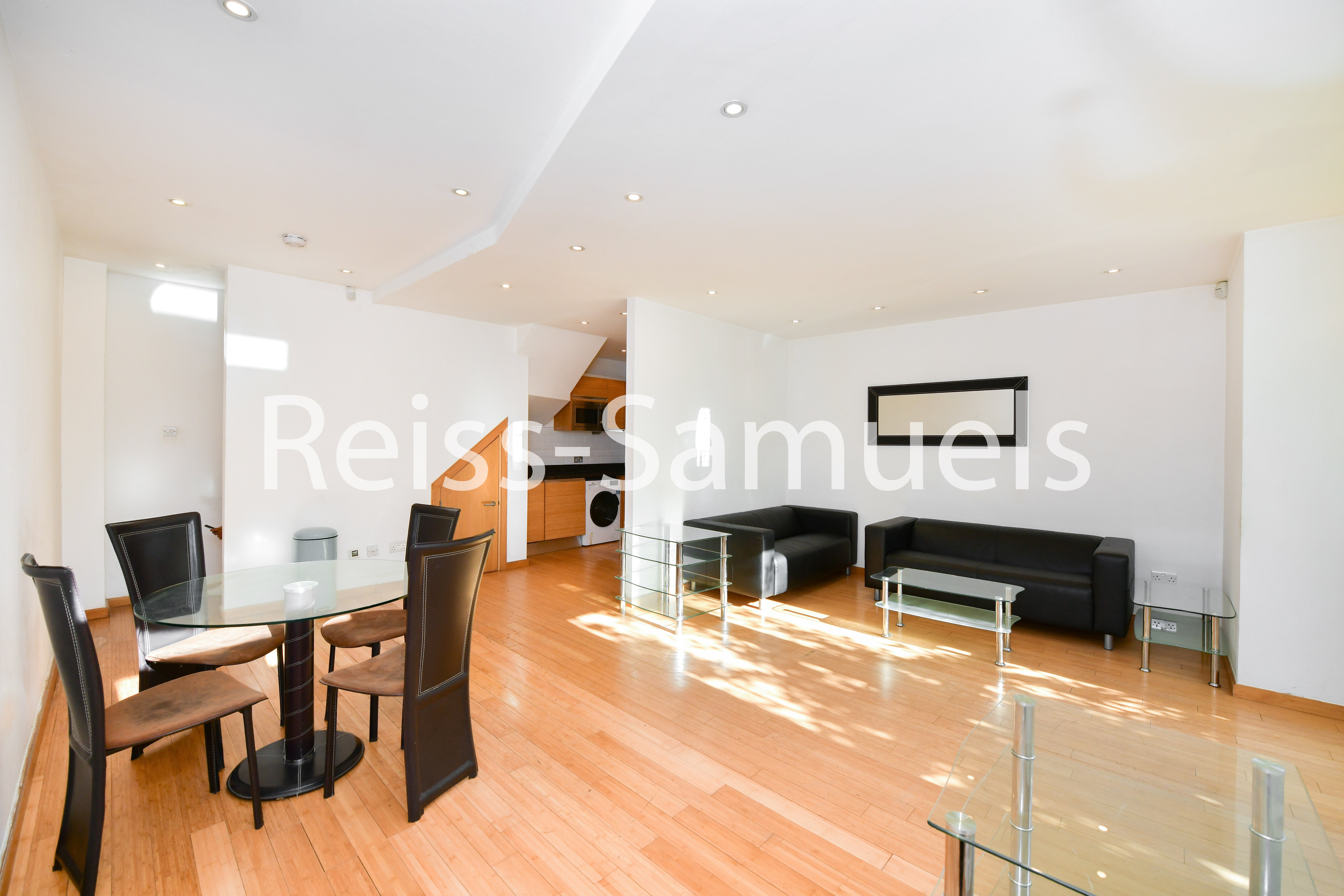 Flat Westferry Road in Greater London
