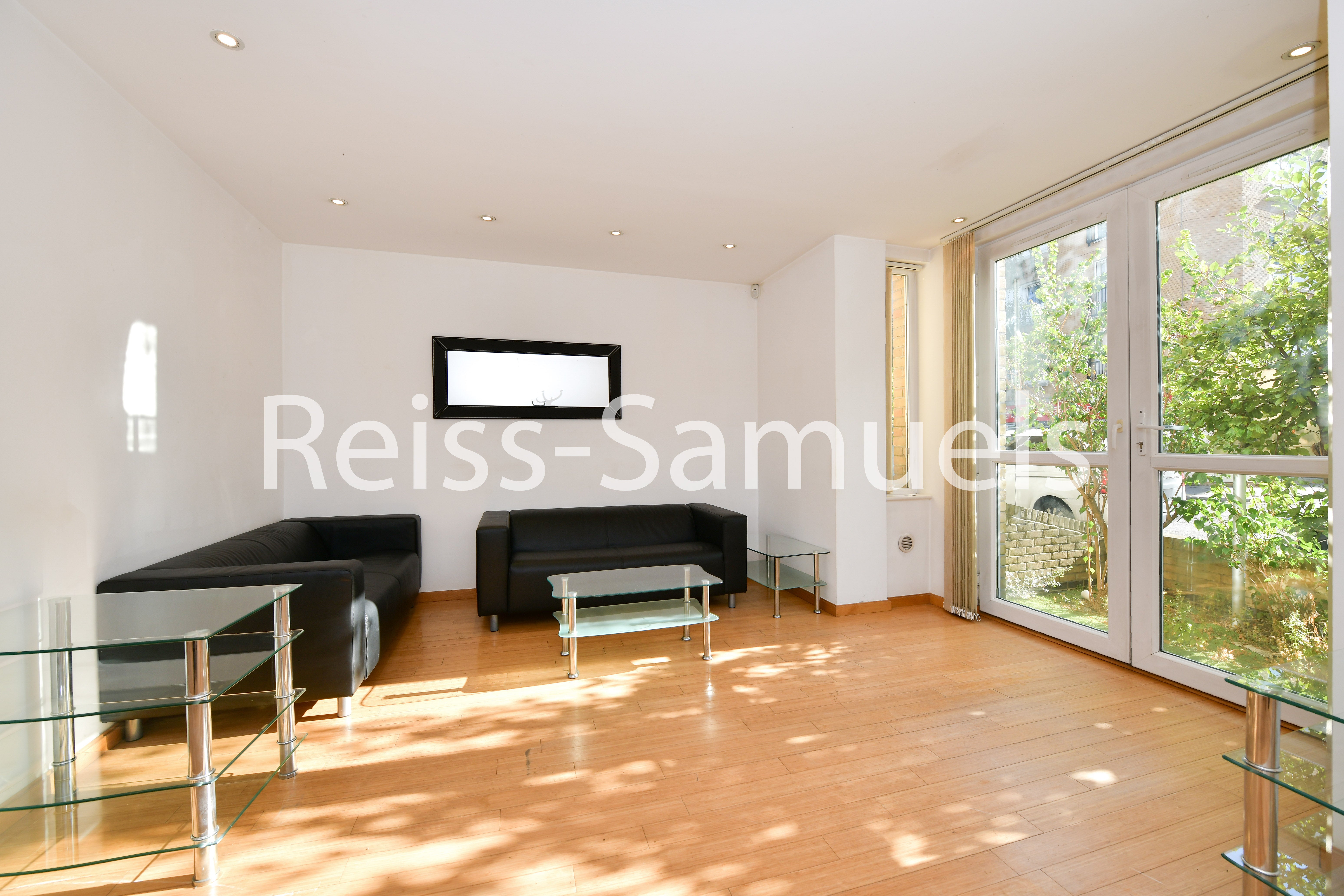 Flat Westferry Road in Greater London