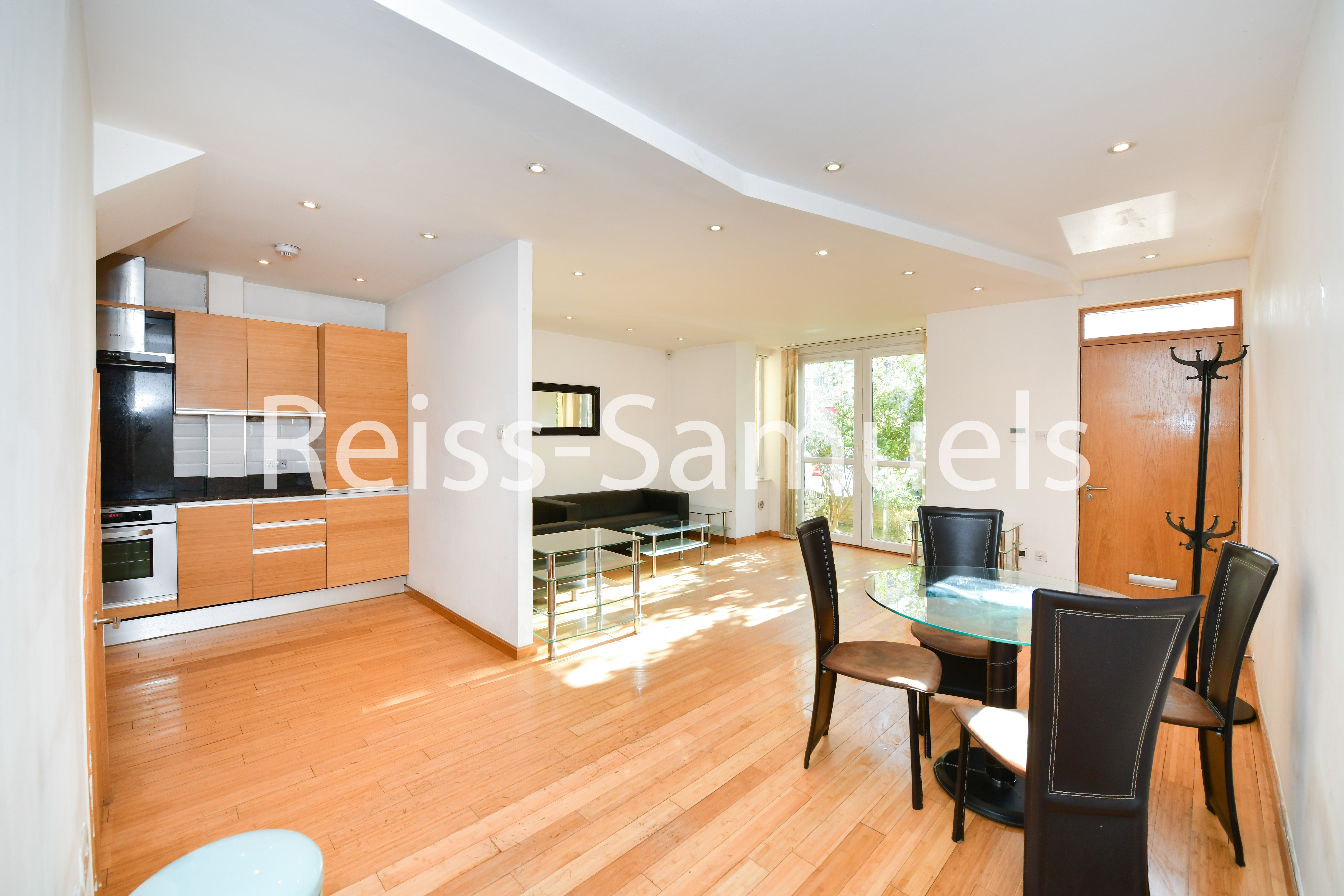 Flat Westferry Road in Greater London