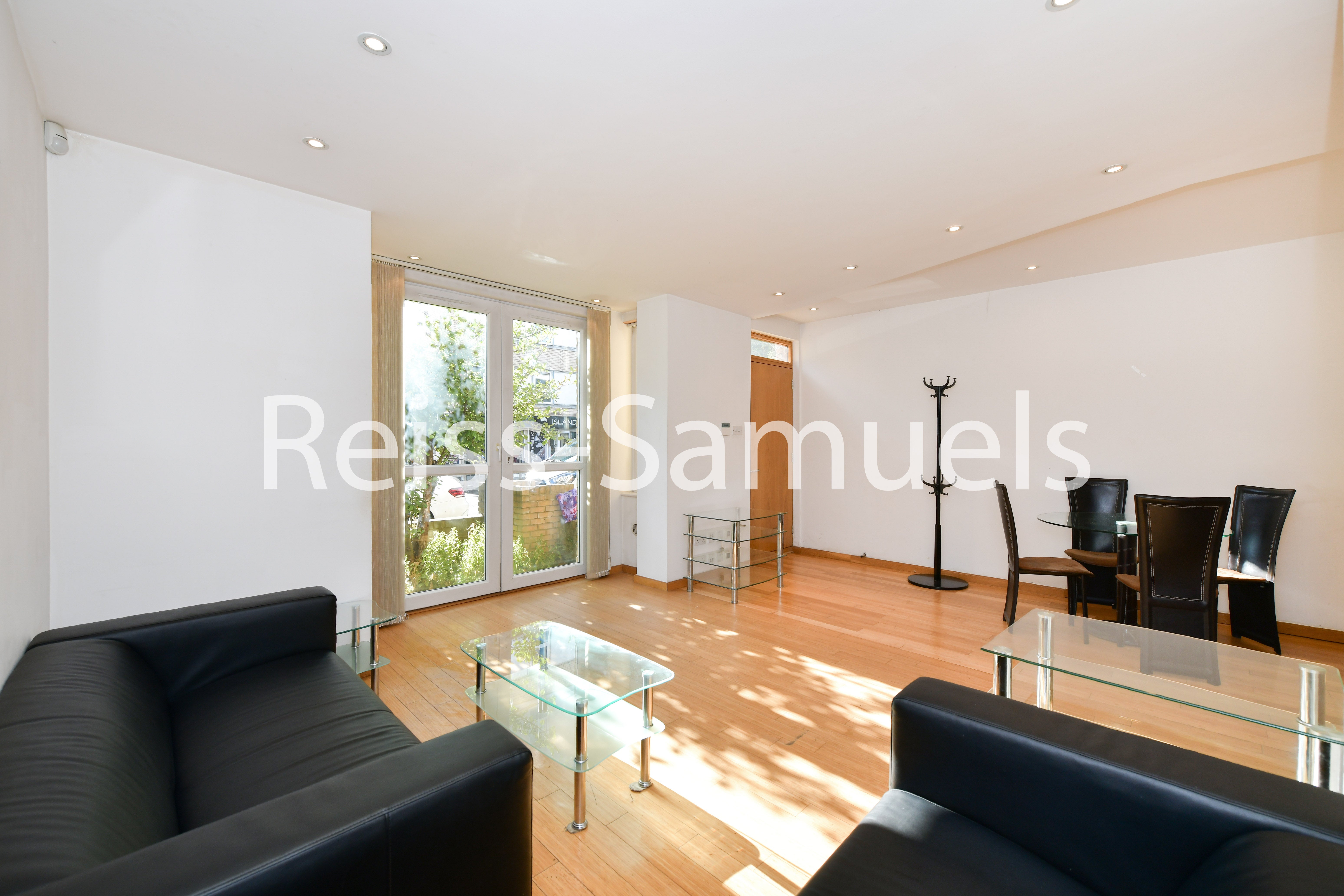 Flat Westferry Road in Greater London