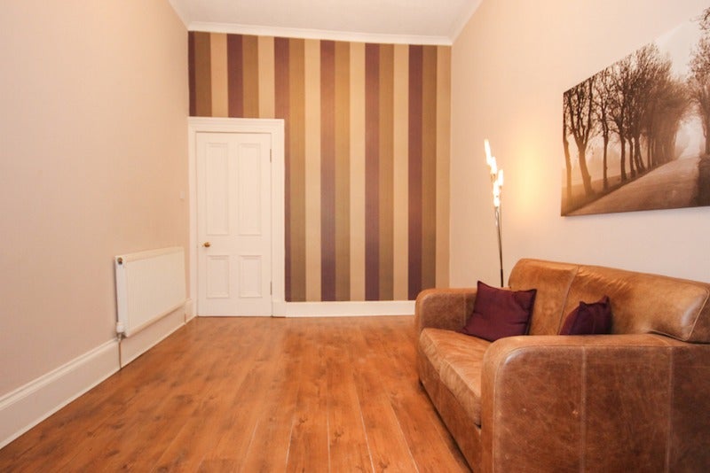 Flat Stewartville Street in Glasgow