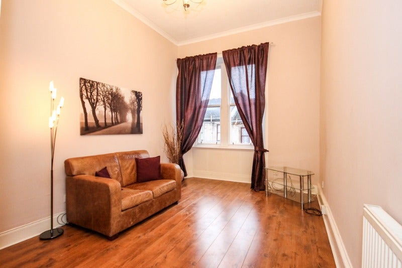 Flat Stewartville Street in Glasgow