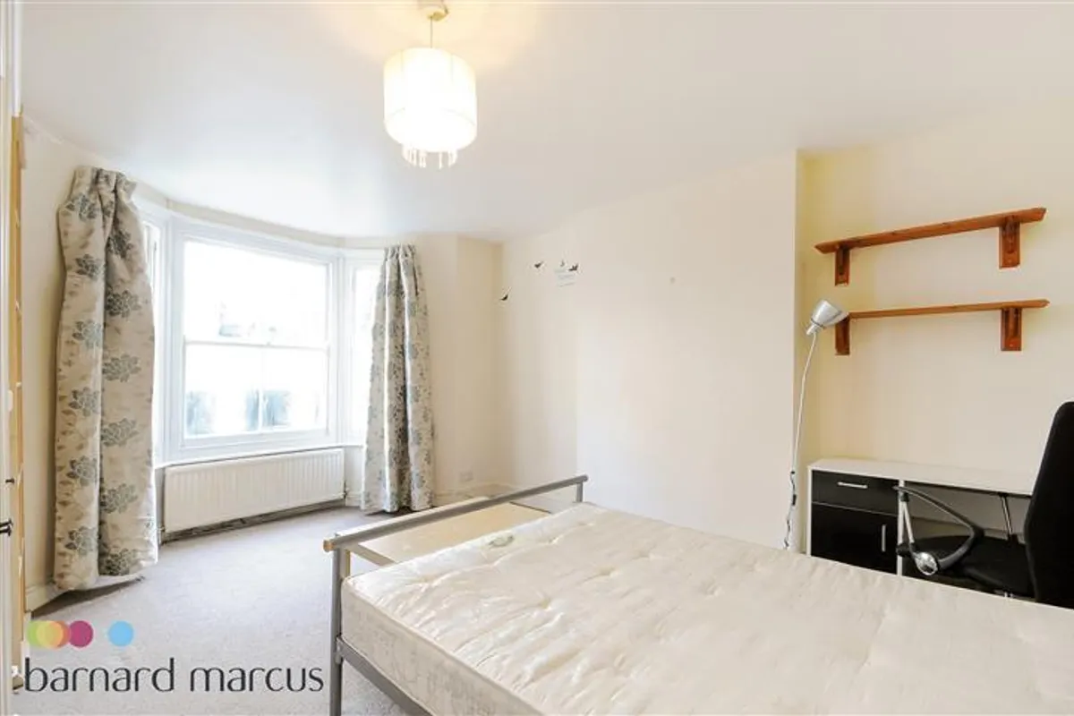 Flat Barclay Road in Greater London