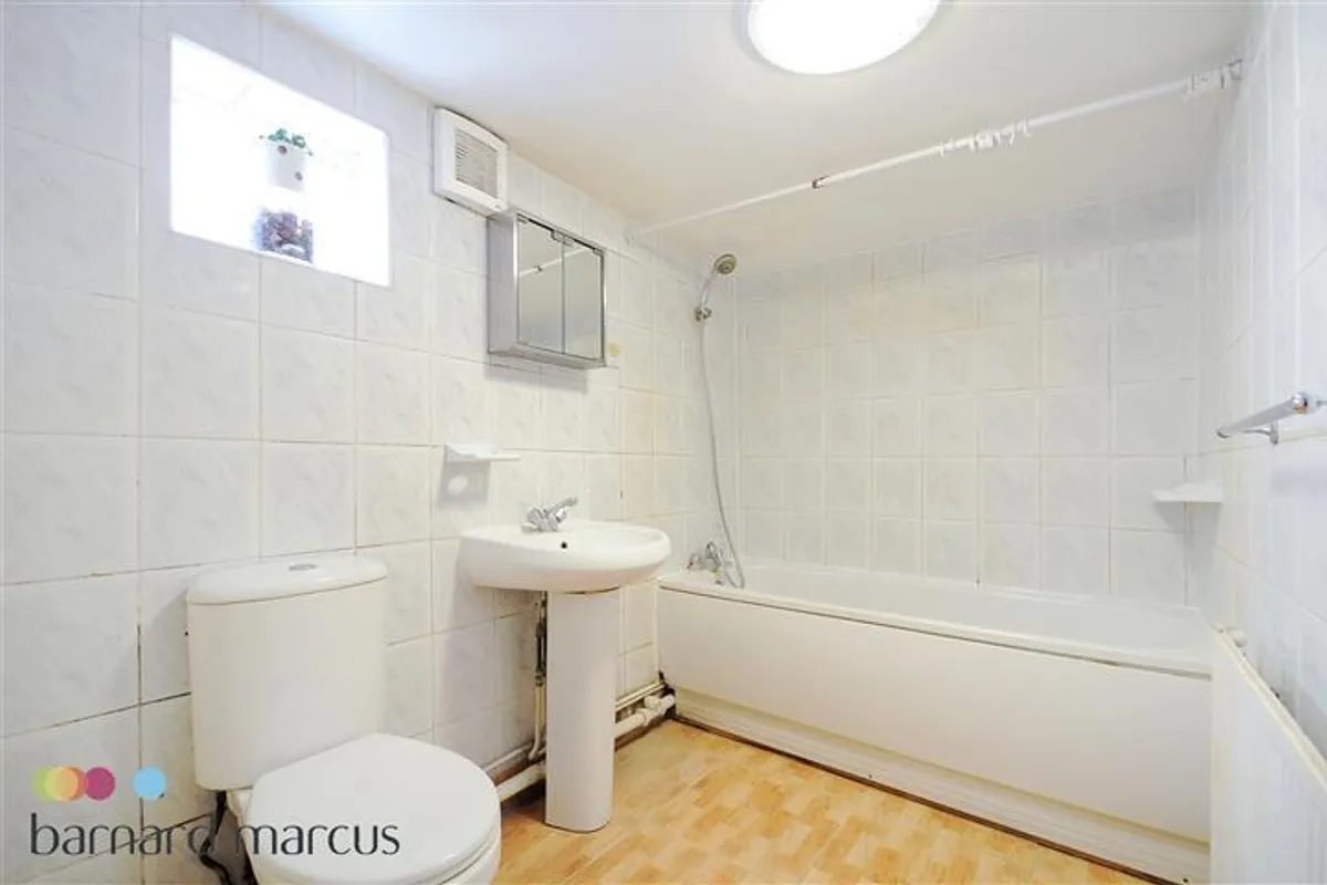 Flat Barclay Road in Greater London