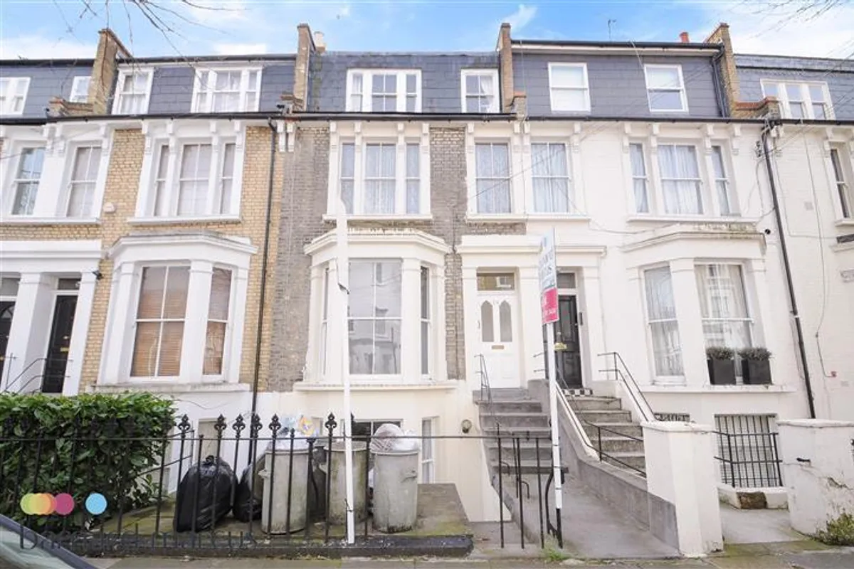 Flat Barclay Road in Greater London