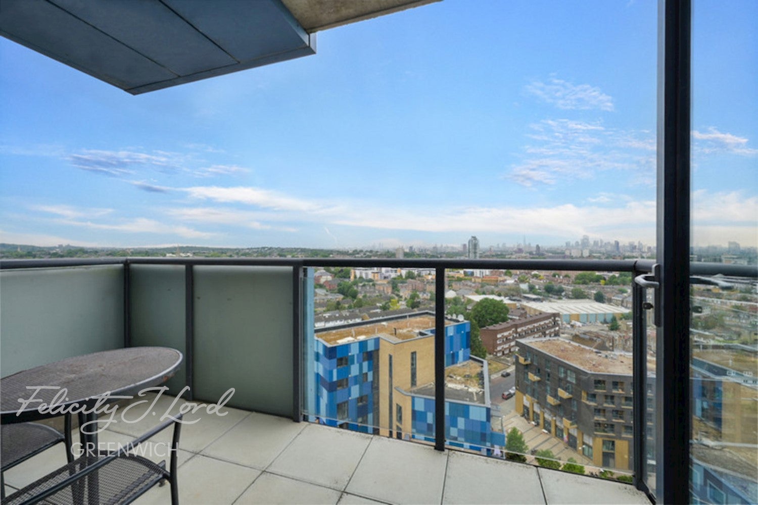 Flat Parkside Avenue in Greater London