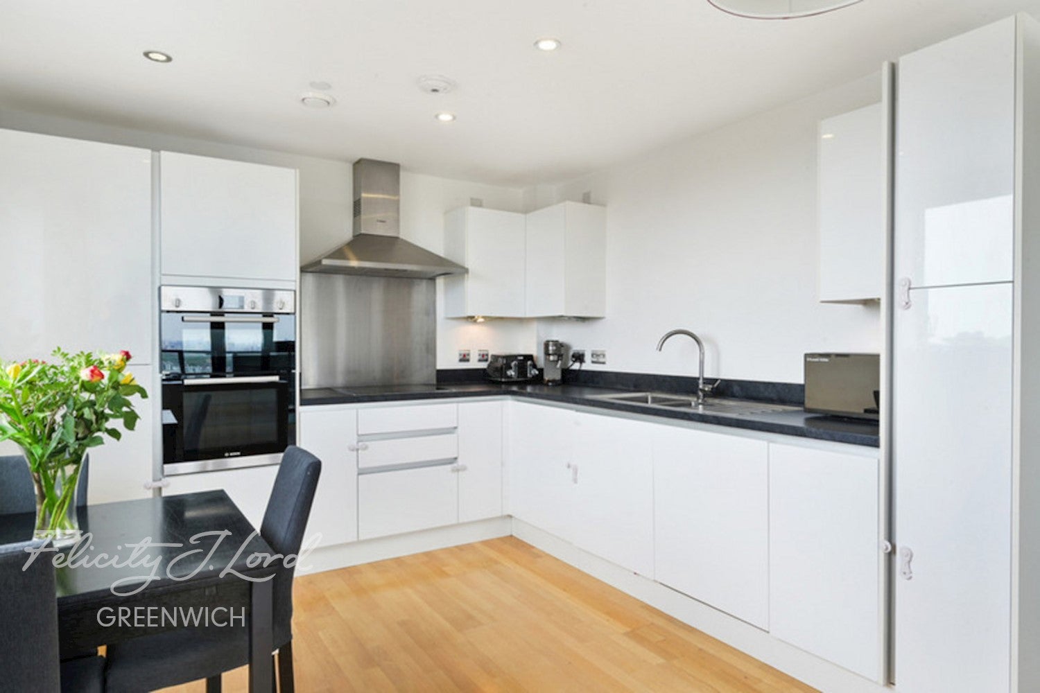 Flat Parkside Avenue in Greater London