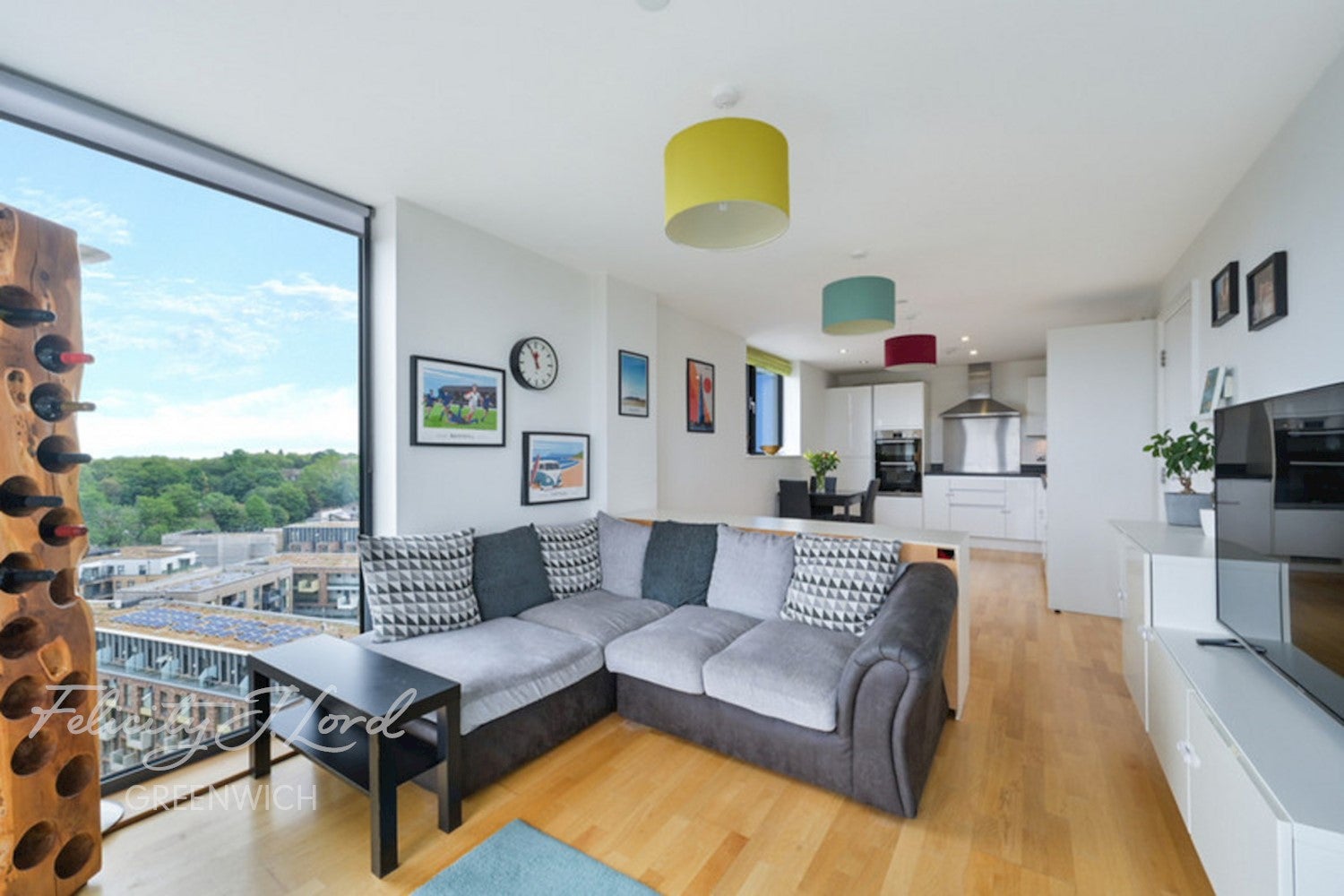 Flat Parkside Avenue in Greater London