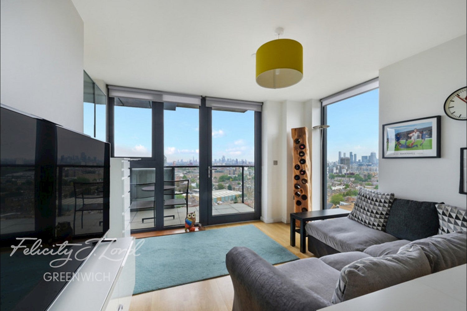 Flat Parkside Avenue in Greater London