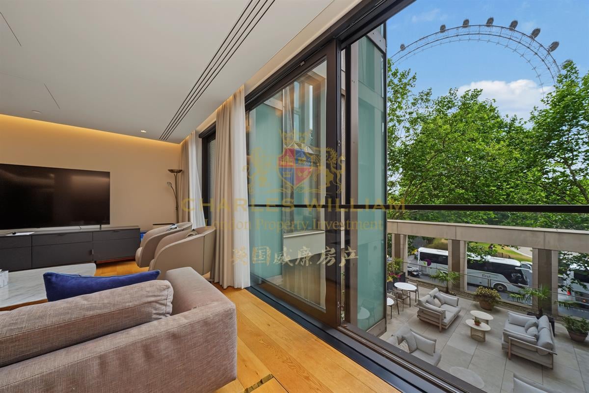 Flat Belvedere Road in Greater London