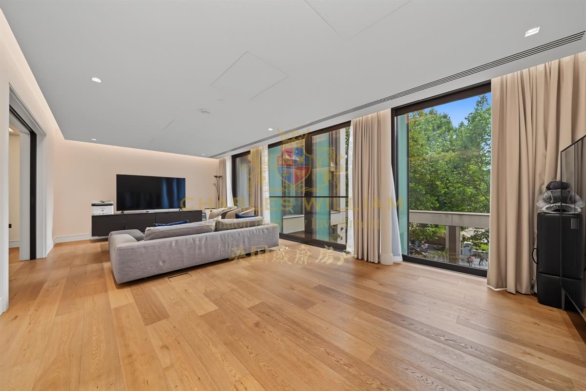 Flat Belvedere Road in Greater London