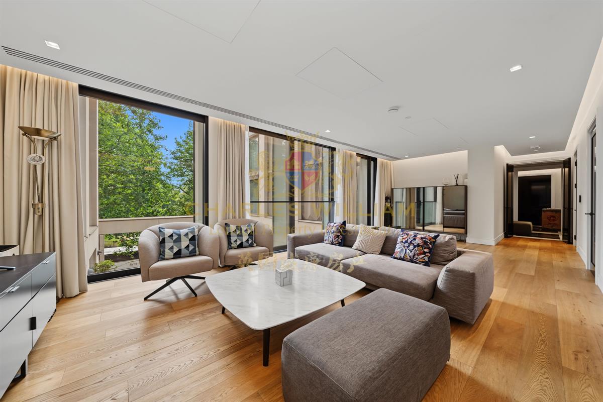 Flat Belvedere Road in Greater London