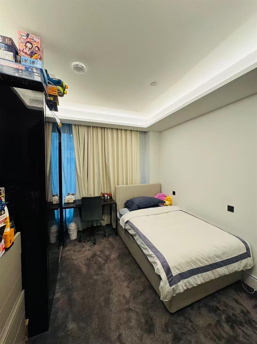 Flat Belvedere Road in Greater London