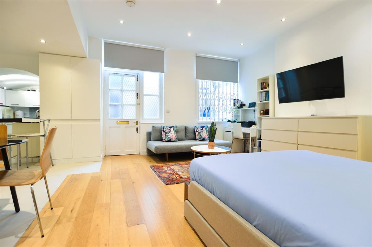 Flat Kensington Court in Greater London