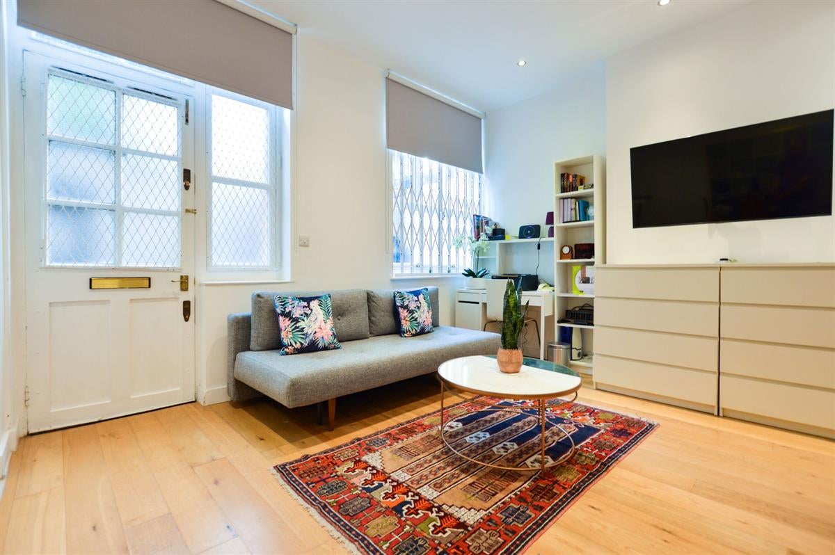 Flat Kensington Court in Greater London