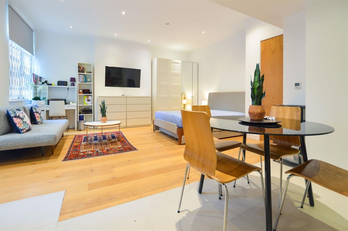 Flat Kensington Court in Greater London