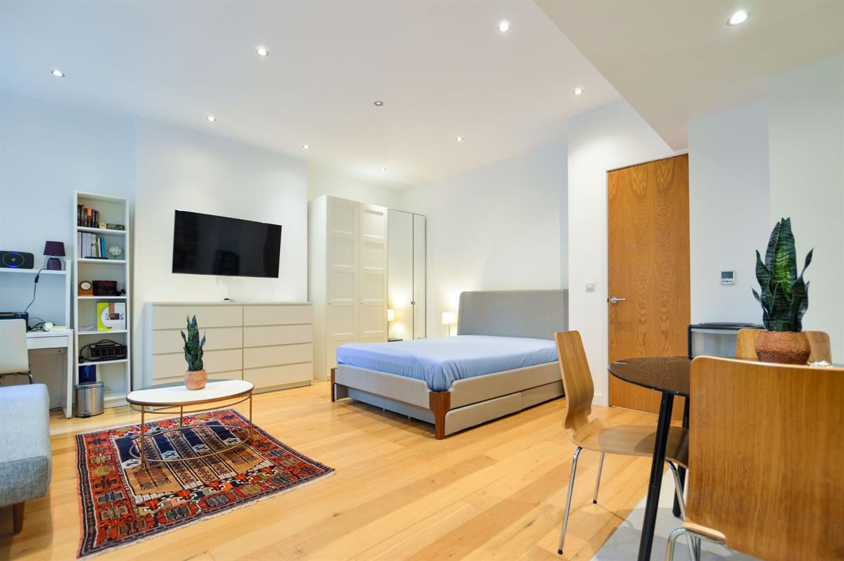 Flat Kensington Court in Greater London