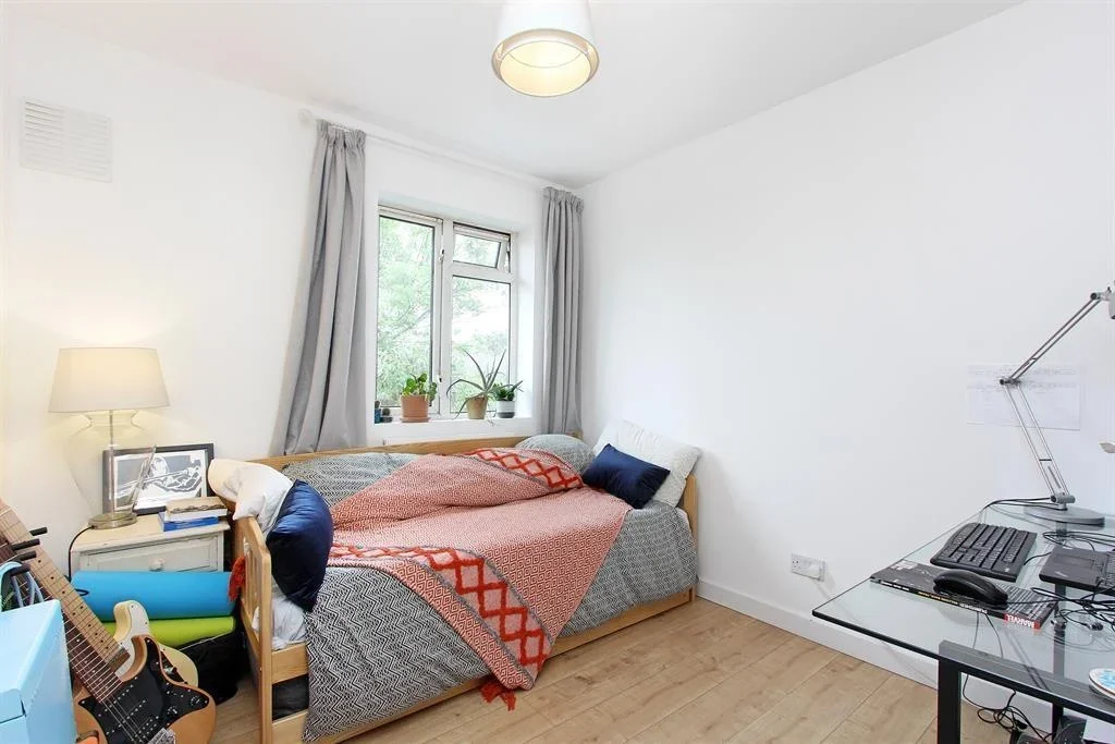 Flat Artichoke Place in Greater London
