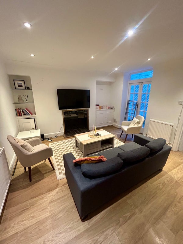 Room St George's Square in City of Westminster