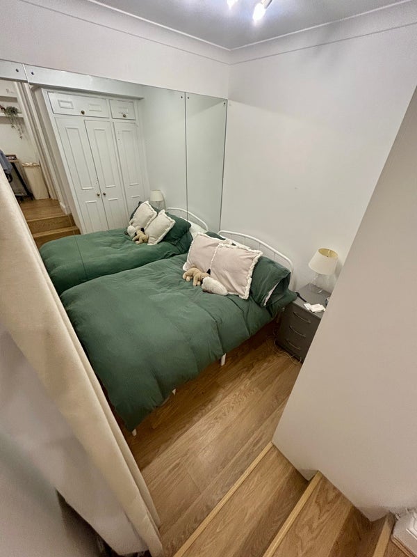 Room St George's Square in City of Westminster