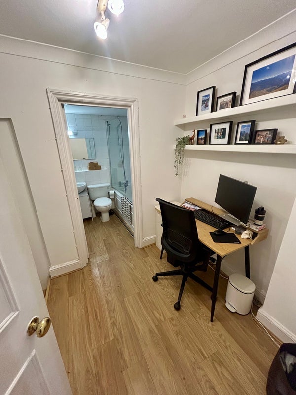 Room St George's Square in City of Westminster