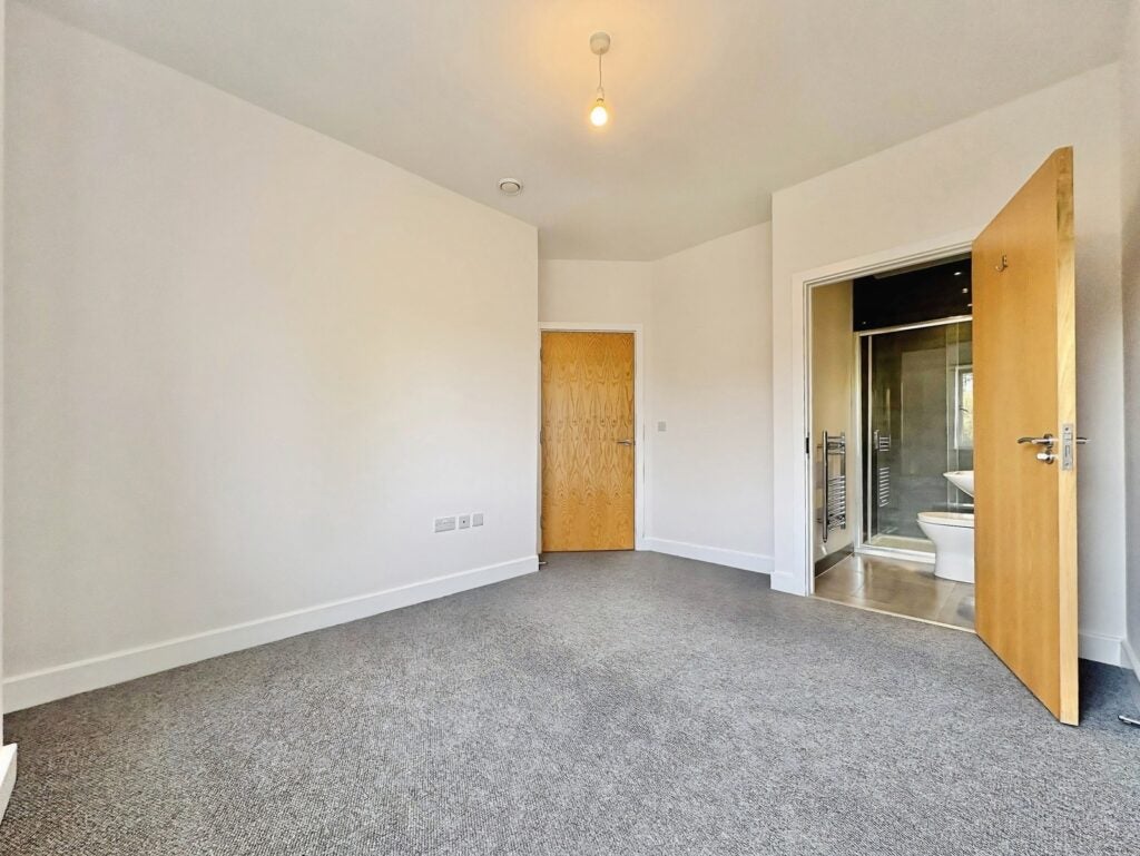Flat Stanhope Road in Surrey Heath
