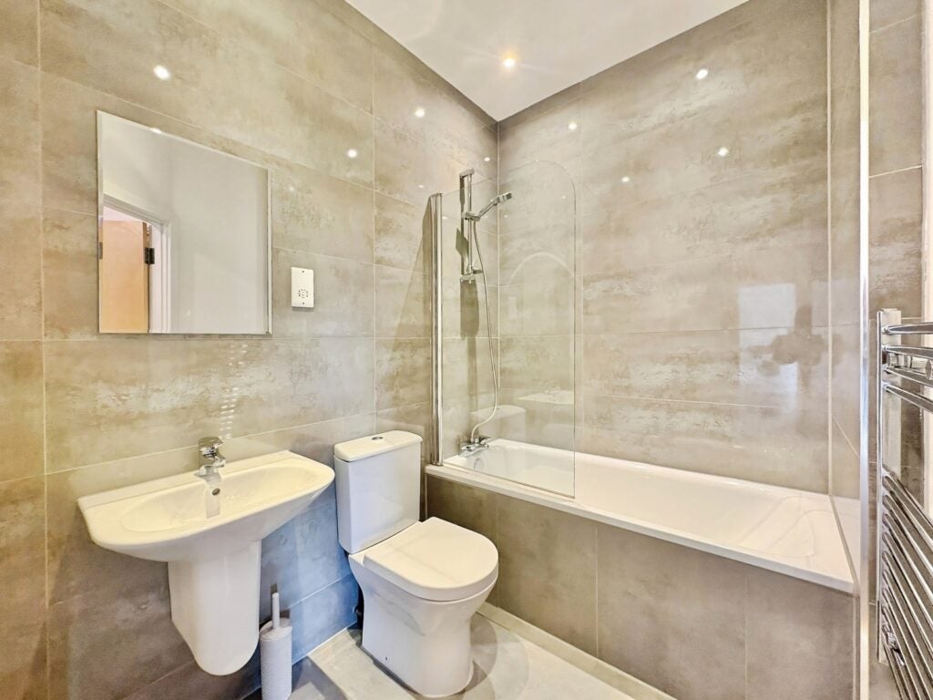 Flat Stanhope Road in Surrey Heath