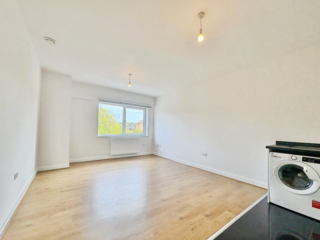Flat Stanhope Road in Surrey Heath