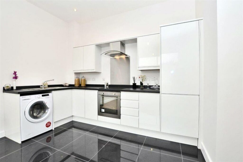 Flat Stanhope Road in Surrey Heath