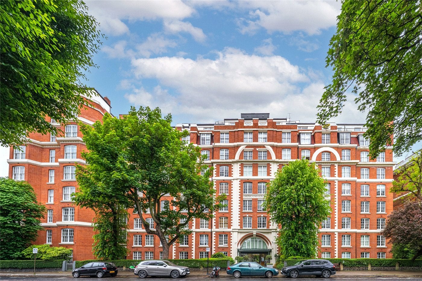 Flat Grove End Road in City of Westminster