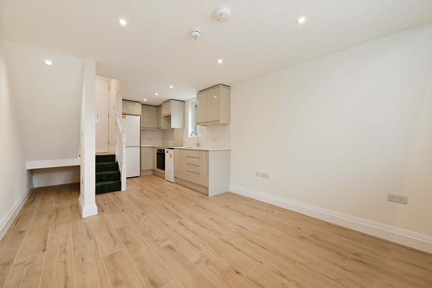 Flat Bowes Road in Greater London