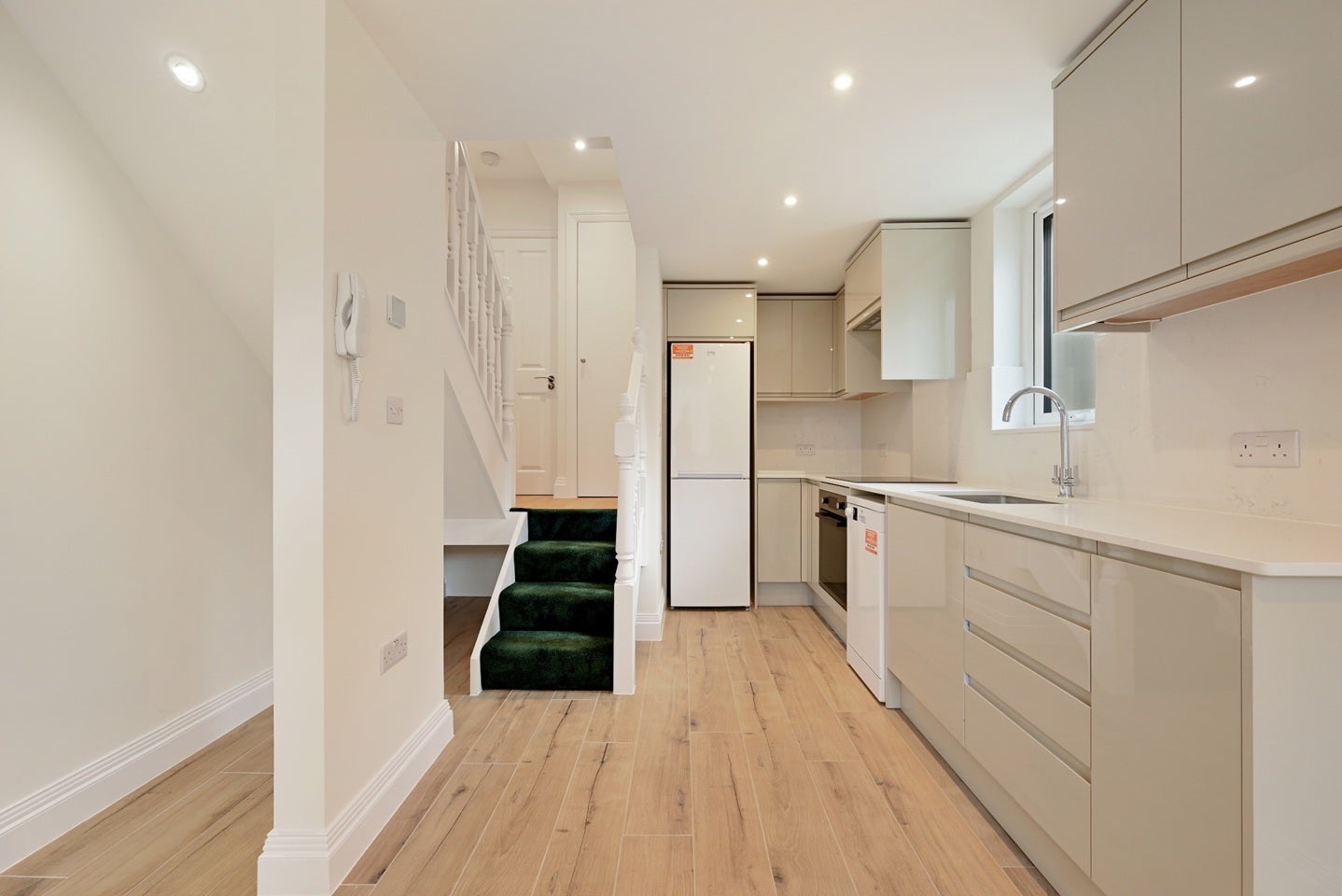 Flat Bowes Road in Greater London