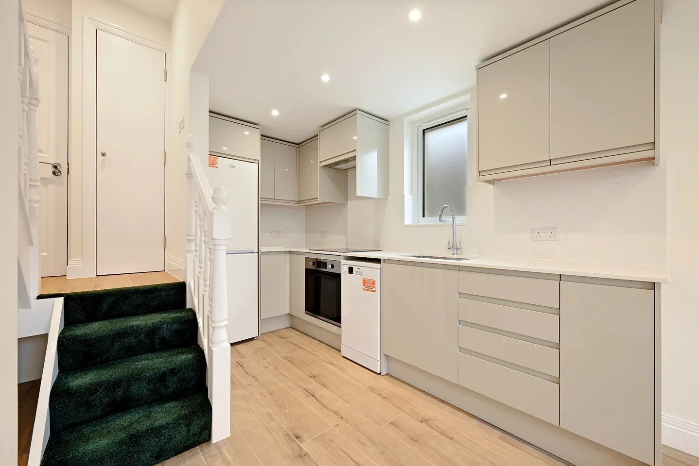 Flat Bowes Road in Greater London