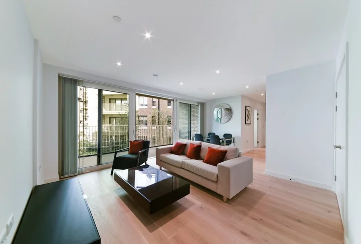 Flat Deacon Street in Greater London