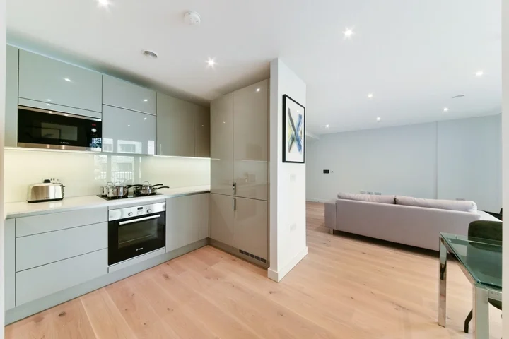 Flat Deacon Street in Greater London