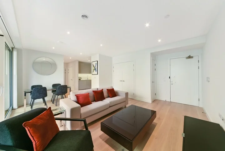 Flat Deacon Street in Greater London