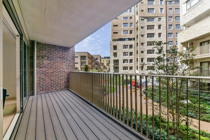 Flat Deacon Street in Greater London