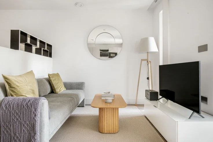 Flat New Drum Street in Greater London
